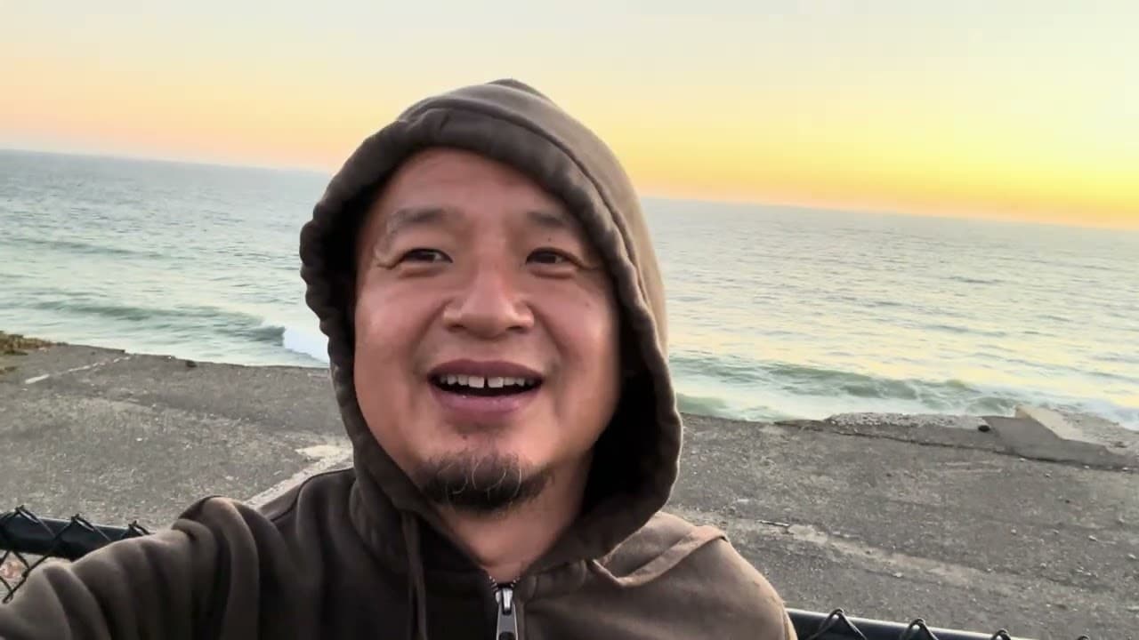 大夏天冻死我了，我是在加州还是特么在南极洲？鲸鱼在我身后的海里喷出一股股水柱。